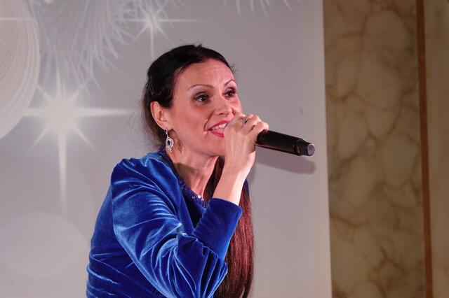 Mit dem Mix aus italienischen Schlagerhits und verschiedensten Weihnachtssongs begeisterte die Italienerin Fausta Gallelli. | Foto: Michael Blinzer