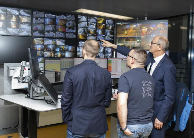 Viele Menschen in Tirol sind auch an den Feiertagen im Einsatz – beispielsweise die MitarbeiterInnen bei Einsatzorganisationen, der Leitstelle oder der Landeswarnzentrale. | Foto: Land Tirol/Die Fotografen