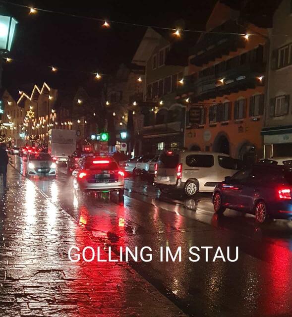 Golling im Stau. Ein Polizeiwagen kommt nicht weiter. | Foto: Franziska Wagner