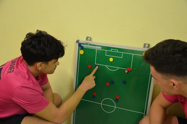 Vor dem Turnier wurde die Strategie noch besprochen. | Foto: Anika Paul