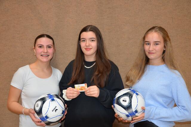 Die drei Teilnehmer der Pausenshow gewannen Fußbälle sowie einen Gutschein. | Foto: Anika Paul