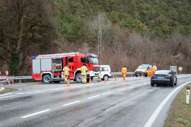 In der Nacht auf 23. Dezember verursachte ein Felssturz mehrere Schäden bei Mils bei Imst. Vier Wohnhäuser mussten evakuiert werden.  | Foto: Zeitungsfoto.at