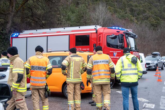 In der Nacht auf 23. Dezember verursachte ein Felssturz mehrere Schäden bei Mils bei Imst. Vier Wohnhäuser mussten evakuiert werden.  | Foto: Zeitungsfoto.at