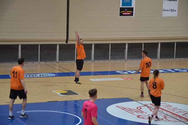 Professor Setnicka Jürgen feierte sein Tor mit Purzelbaum und Strecksprung. | Foto: Anika Paul