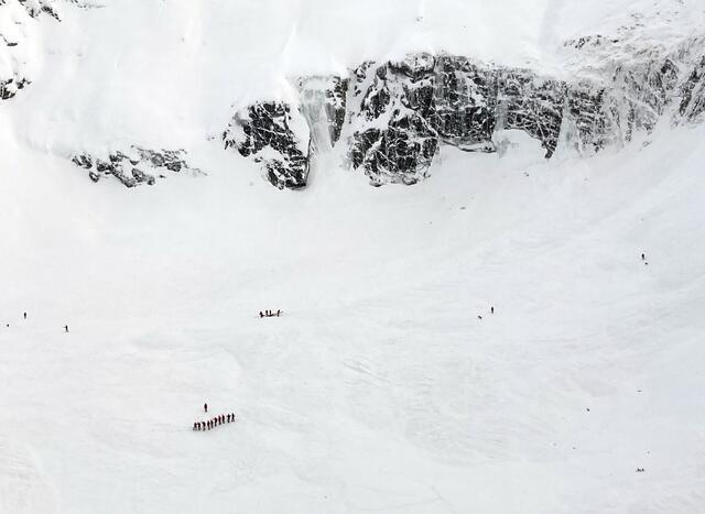 Am Samstagnachmittag ging in der Nähe der Arzleralm im Pitztal eine Lawine ab. Die Suche nach einem vermutlich Verschütteten lief bis in den Abend, dann wurde die Suche vorerst abgebrochen. | Foto: ZOOM.TIROL