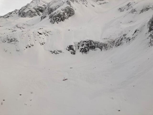 Am Samstagnachmittag ging in der Nähe der Arzleralm im Pitztal eine Lawine ab. Die Suche nach einem vermutlich Verschütteten lief bis in den Abend, dann wurde die Suche vorerst abgebrochen. | Foto: ZOOM.TIROL