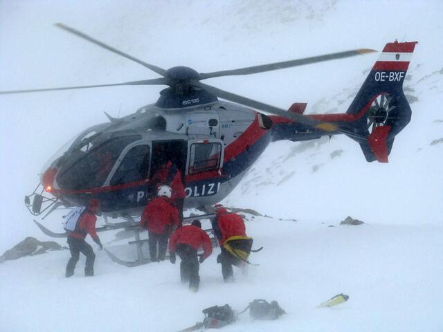 Am Samstagnachmittag ging in der Nähe der Arzleralm im Pitztal eine Lawine ab. Die Suche nach einem vermutlich Verschütteten lief bis in den Abend, dann wurde die Suche vorerst abgebrochen. | Foto: ZOOM.TIROL