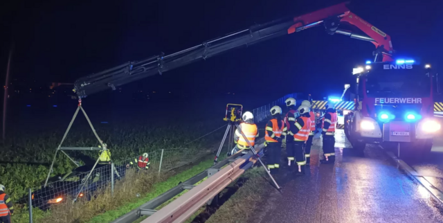 Ein Kran hob das Auto wieder auf die Fahrbahn.  | Foto: Feuerwehr Enns