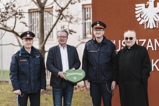 Chefinspektor Gerhard Sampt, LH Christopher Drexler, Oberstleutnant Günther Zach, Diözesanbischof Wilhelm Krautwaschl (v.l.) beim Besuch in der Justizanstalt Karlau.  | Foto: Land Steiermark/Michaela Lorber