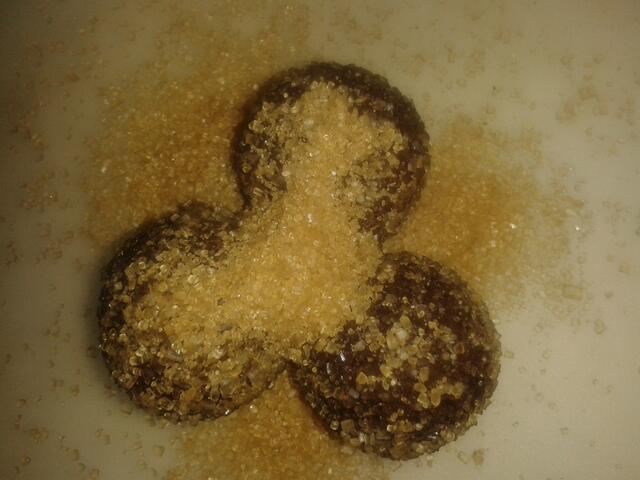 Schokotrüffel in Demarara Rohrzucker gewälzt