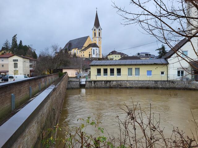 Viel fehlte beim Kinderspielplatz trotz stark vergrößertem Durchflussquerschnitt der Gusen nicht. Erhöhte Mauern und mobile Elemente hielten das Wasser aber im Flussbett. | Foto: Eckhart Herbe