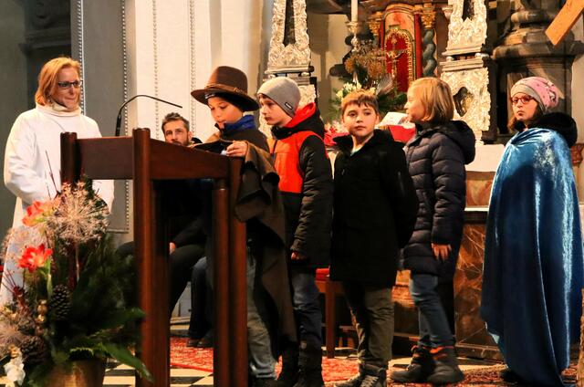 Die Kinder beim Lesen der Fürbitten