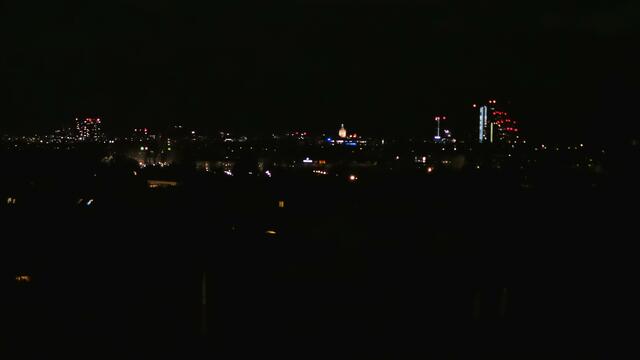 Am Heiligen Abend beleuchteter Favoritner Wasserturm, rechts Wienerbergcity, links Hochhaus Triesterstraße