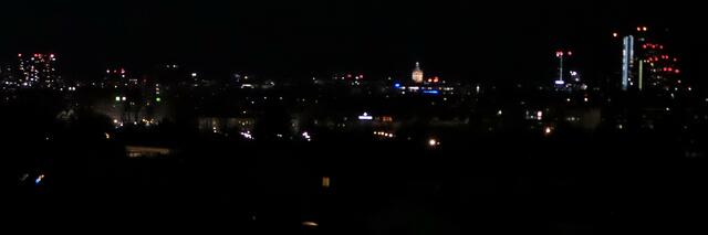 Am Heiligen Abend beleuchteter Favoritner Wasserturm, rechts Wienerbergcity, links Hochhaus Triesterstraße