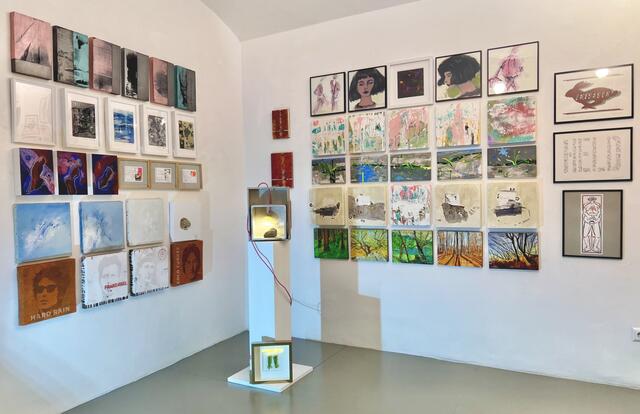 Ein Blick in die Ausstellung 46° 29' 11" N, 14° 35' 46" O - Südpol 18.1 in der Galerie Vorspann/Galerija Vprega in Bad Eisenkappel. | Foto: Andreas Jerlich