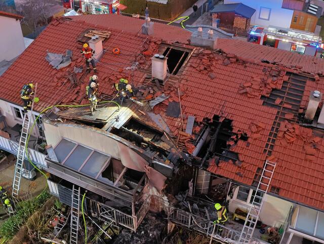Das Dach musste teilweise geöffnet werden. | Foto: DOKU-NÖ/M.Stöhr
