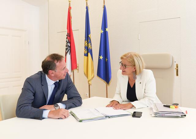 Landesrat Jochen Danninger und Landeshauptfrau Johanna Mikl-Leitner. | Foto: NLK