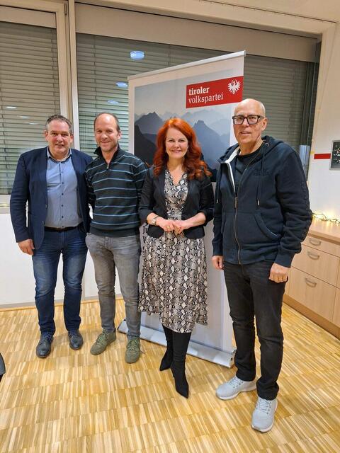 VP-Gemeindeparteiobmann Bgm. Peter Schwemberger, Kassaprüfer GR Andreas Angerer, Bezirksparteiobfrau LRin Cornelia Hagele und Gemeindeparteiobmannstv. GR Helmut Wurm.
 | Foto: © Tiroler Volkspartei