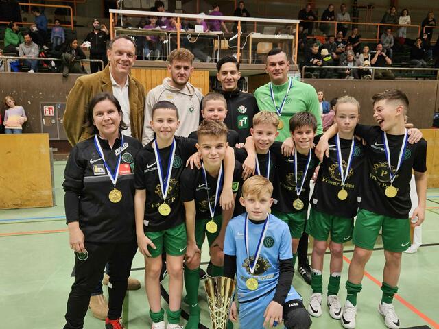 Der FC Wacker Innsbruck feiert mit Alex Stark, Denis Tomic und Cem Üstündag | Foto: Union