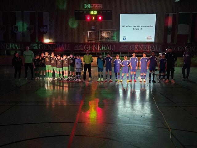 Der große Einlauf bei den beiden Finalspielen am jeweiligen Bewerbstag in der Sporthalle Hötting West. | Foto: Union