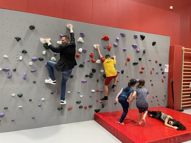 Simmerings Bezirksvorsteher Thomas Steinhart (SPÖ) testete gemeinsam Volksschülern der VS Florian-Hedorfer-Straße die neue Boulderwand. | Foto: Teischl/RMA
