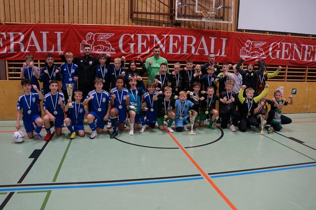 Es darf gefeiert werden: FASF Meckesheim (Platz 3, baluer Dress), FC Wacker Innsbruck (Platz 1) und SPG Westliches Mittelgebirge (Platz 3). | Foto: Union