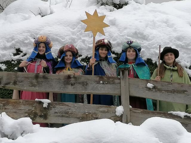 Die Sternsingerinnen und Sternsinger bringen den Segen zu den Menschen – hier in Jenbach. | Foto: Simone Peer, Pfarre Jenbach 