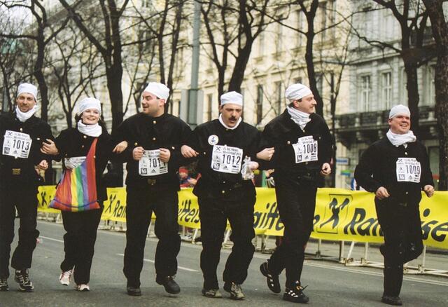 Beim traditionellen Silvesterlauf sporteln kostümierte Teilnehmende. (Archiv)  | Foto: LCC Wien