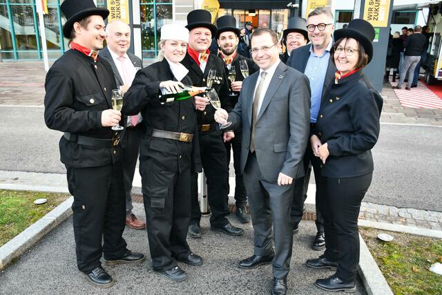 Prosit 2024! Jung-Meister Lukas Leban, Fachgruppengeschäftsführer Karl Tinhof, Gesellin Carmen Szivatz, Landesinnungsmeister Herbert Baumrock, Funktionär Anton Zolles, Wirtschaftskammerpräsident Andreas Wirth, Landesinnungsmeister-Stv. Bernhard Sammer, Wirtschaftskammerdirektor Harald Schermann und Landesinnungsmeister-Stv. Anna Leban  | Foto: WKB