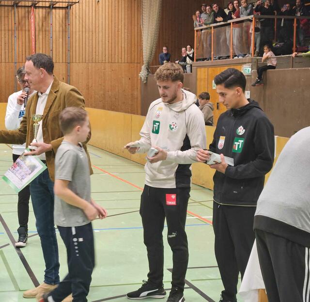 Die beiden Bundesligaspieler der WSG Tirol, Denis Tomic und Cem Üstündag, wurden um Autogramme gebeten und waren bei den Erinnerungsfotos ein beliebtes Motiv. | Foto: Union