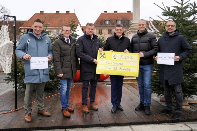 Scheckübergabe an den Lions Club auf dem Fürstenfelder Hauptplatz zwei Tage vor dem Weihnachtsfest.  | Foto: Waltraud Wachmann