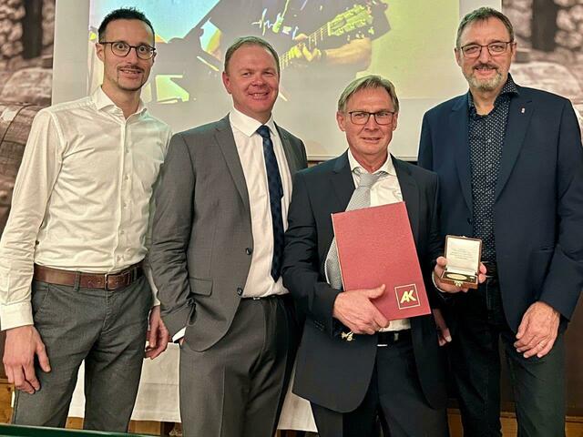 Die Arbeiterkammer Burgenland ehrte langjährige Südburg-Mitarbeiter: Oliver Krumpeck (Landesgeschäftsführer VIDA Burgenland), Südburg-GF Siegfried Tanczos, Erwin Kropf, AK-Präs. Gerhard Michalitsch  | Foto: AK Burgenland