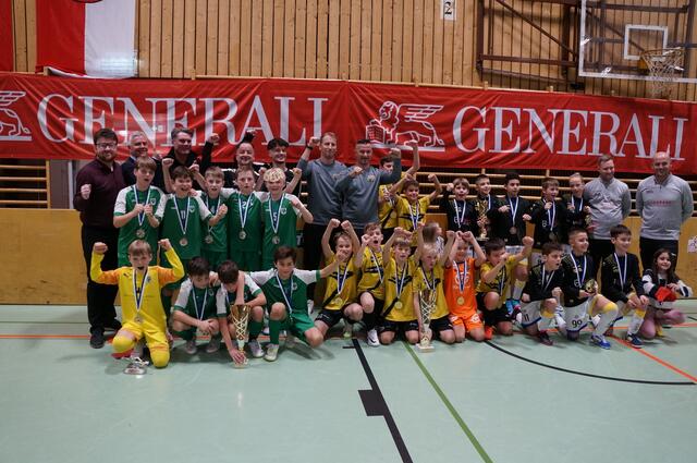 Der U11-Bewerb sorgte für beste Stimmung in Hötting West. Platz 2 für den TSV Murnau (grüne Dressen), Platz 1 SCR Altach und Platz 3 für den SC Linz, gemeinsam mit den Betreuern und GR Benjamin Plach, Markus Winkler und Hannes Rauch. | Foto: Union