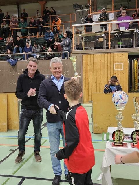 Applaus für die Nachwuchskicker. Markus Winkler (Generali Versicherung) überreicht dem stolzen Spieler seinen Pokal. | Foto: Union