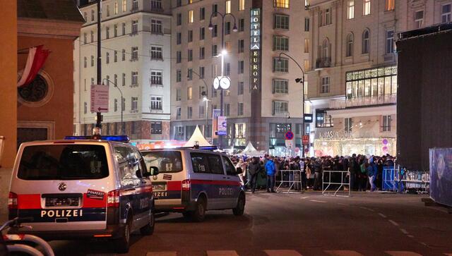 Die Wiener Polizei wird in der Silvesternacht - vor allem rund um den Silvesterpfad - verstärkt im Einsatz sein. Grund ist die allgemein erhöhte Gefährdungslage. | Foto: Starpix / picturedesk.com