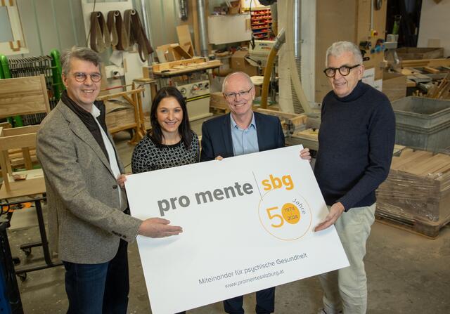 Im Bild in der Tischlerei des Arbeitstrainingszentrums ATZ Siezenheim von links nach rechts: Geschäftsführer Mag. Alfons Riedlsperger, Geschäftsführer-Stv.in Dipl. Reha-Psych.in Kathleen Heft, Präsident Primar Univ.-Prof. Dr. Wolfgang Aichhorn und Aufsichtsrats-Vorsitzender Dr. Herbert Prucher. | Foto: Franz Neumayr