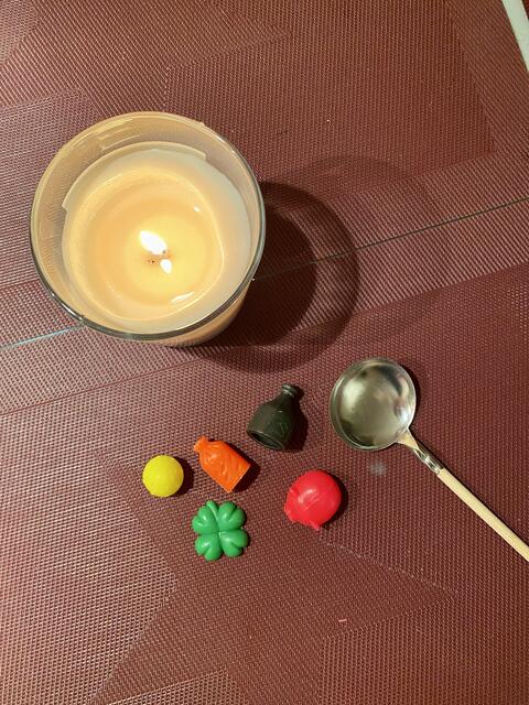 Statt Bleigießen wird auf Wachsgießen gesetzt. Klappt genauso, ist aber besser für die Umwelt. | Foto: Barbara Schuster/RMW