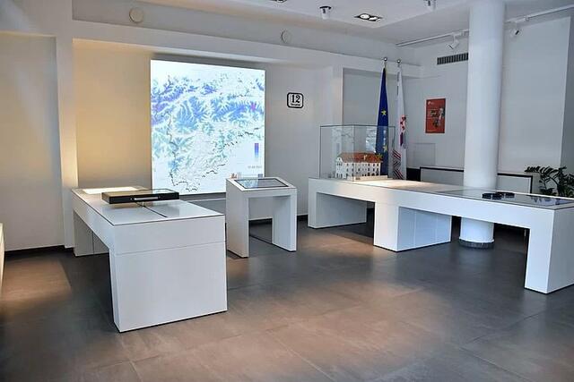 Die Ausstellung bietet Informationen rund um die Europaregion Tirol-Südtirol-Trentino. | Foto: © Land Tirol/Feuersinger
