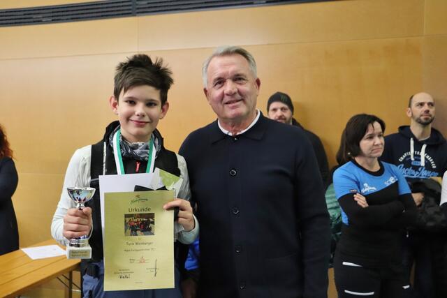 Bgm. Manfred Komericky gratuliert Tarik Weinberger zum Sieg. | Foto: Edith Ertl