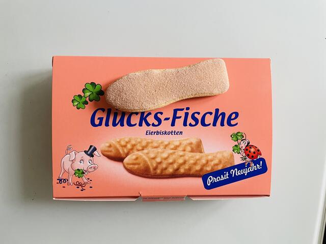 Glücksfische werden zu Silvester immer von hinten, also mit dem Schanz beginnend, gegessen. Das soll Glück bringen. | Foto: Barbara Schuster/MeinBezirk