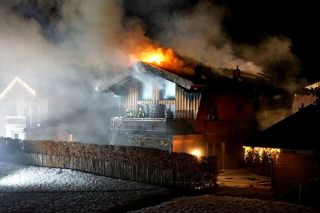 Ein Haus in einem Chaletdorf im Schattwald stand komplett in Brand. | Foto: ZOOM-Tirol