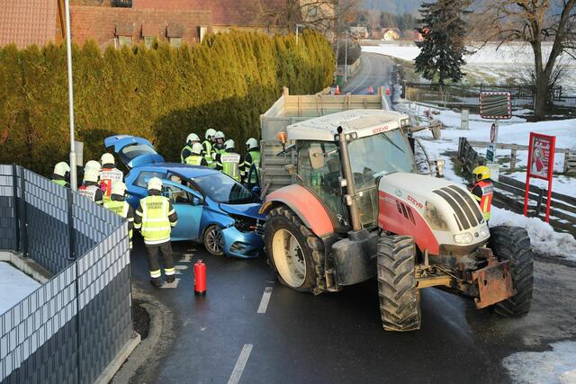 Auf der Kreuzung Weyernstraße/Pausendorferstraße kam es zu einem Unfall. | Foto: FF/Zeiler