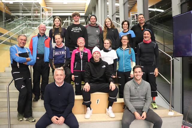 Die Bürgermeister Manfred Komericky/Kalsdorf und Alexander Ernst/Werndorf (beide vorne) dankten den 14 ehrenamtlichen Lehrwarten und Helfern der Naturfreunde Kalsdorf für ihr Engagement.  | Foto: Edith Ertl