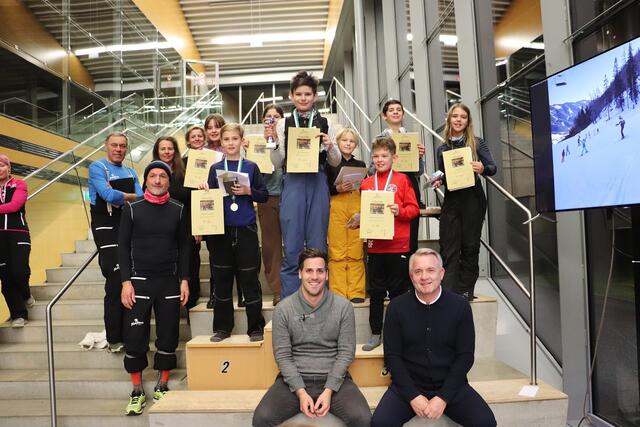 Der Gruppe Alpin Fortgeschritten mit Tagesbestem Tarik Weinberger gratulierten bei der Siegerehrung u.a. Ferry Hahn, Alexander Ernst und Manfred Komericky.  | Foto: Edith Ertl