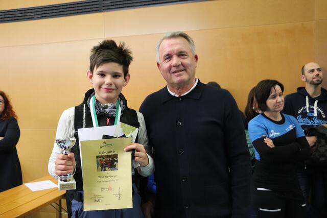 Bgm. Manfred Komericky mit dem Tagesbesten Tarik Weinberger (12) | Foto: Edith Ertl