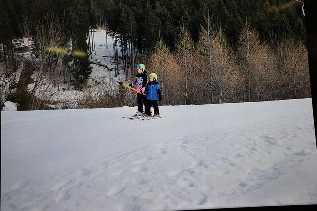 Die Videowand zeigte den Eltern Bilder von 4 Tagen Wintervergnügen am Präbichl. | Foto: Naturfreunde