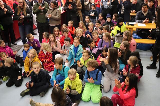Mit Spannung warteten die Teilnehmer auf die Siegerehrung, die im Foyer der Sporthalle Kalsdorf stattfand.  | Foto: Edith Ertl