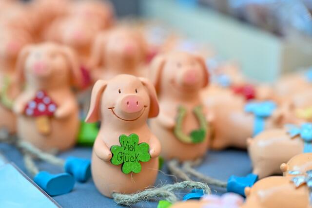 Glücksbringer sind ein beliebtes kleines Geschenk zum Neuen Jahr. | Foto: Harald Dostal / picturedesk.com