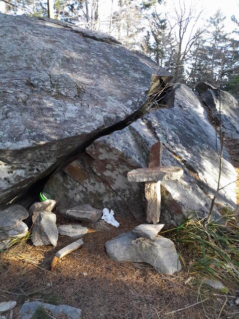 stelle ich dieses Steinkreuz auf