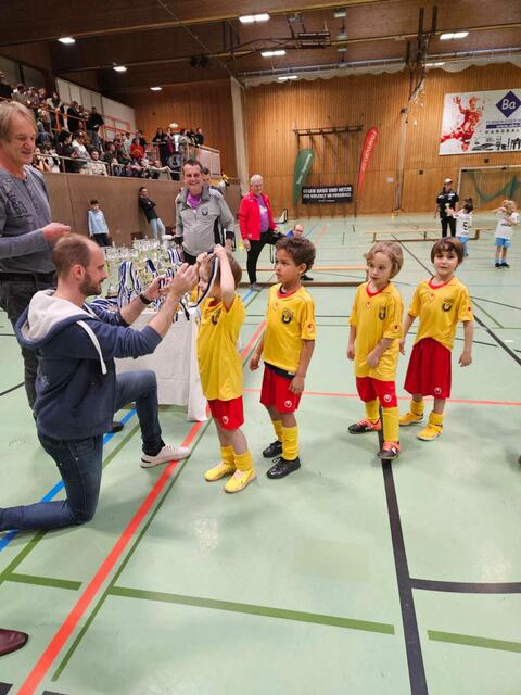Florian Tursky und Dietmar Hernegger hängen die Medaillen um. | Foto: Union